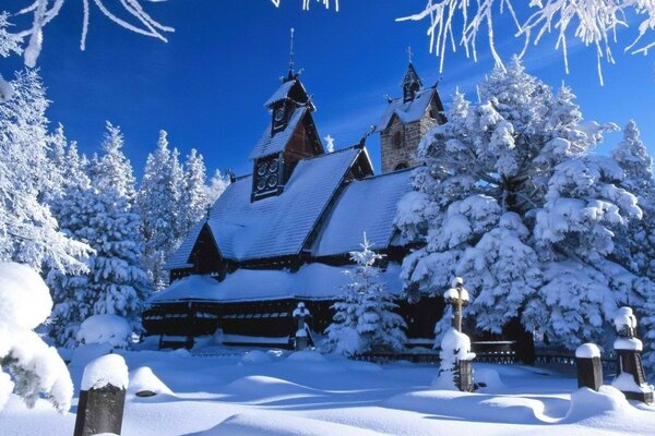 Paisaje nevado casa entera en la nieve