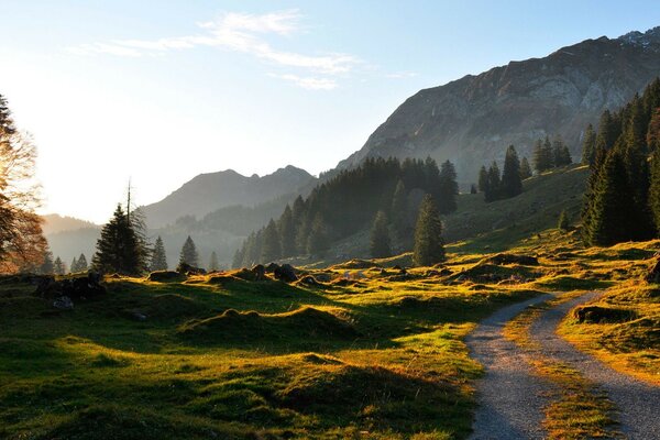 Auf dem Weg zu den Bergen öffnet sich eine erstaunliche Landschaft