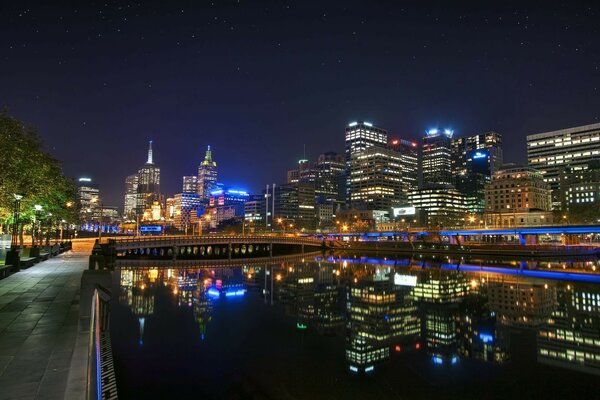 Cidade noturna no fundo do canal do rio