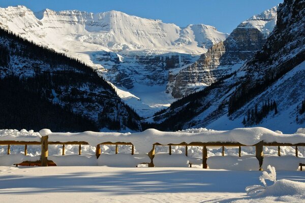 Vista sulla neve e sulle montagne in inverno