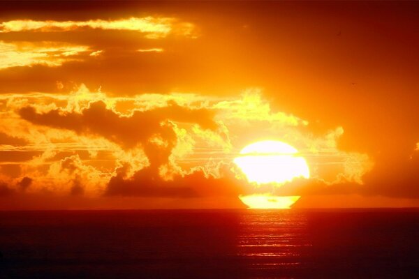 Schöner Sonnenuntergang in gelber Farbe. Das Meer