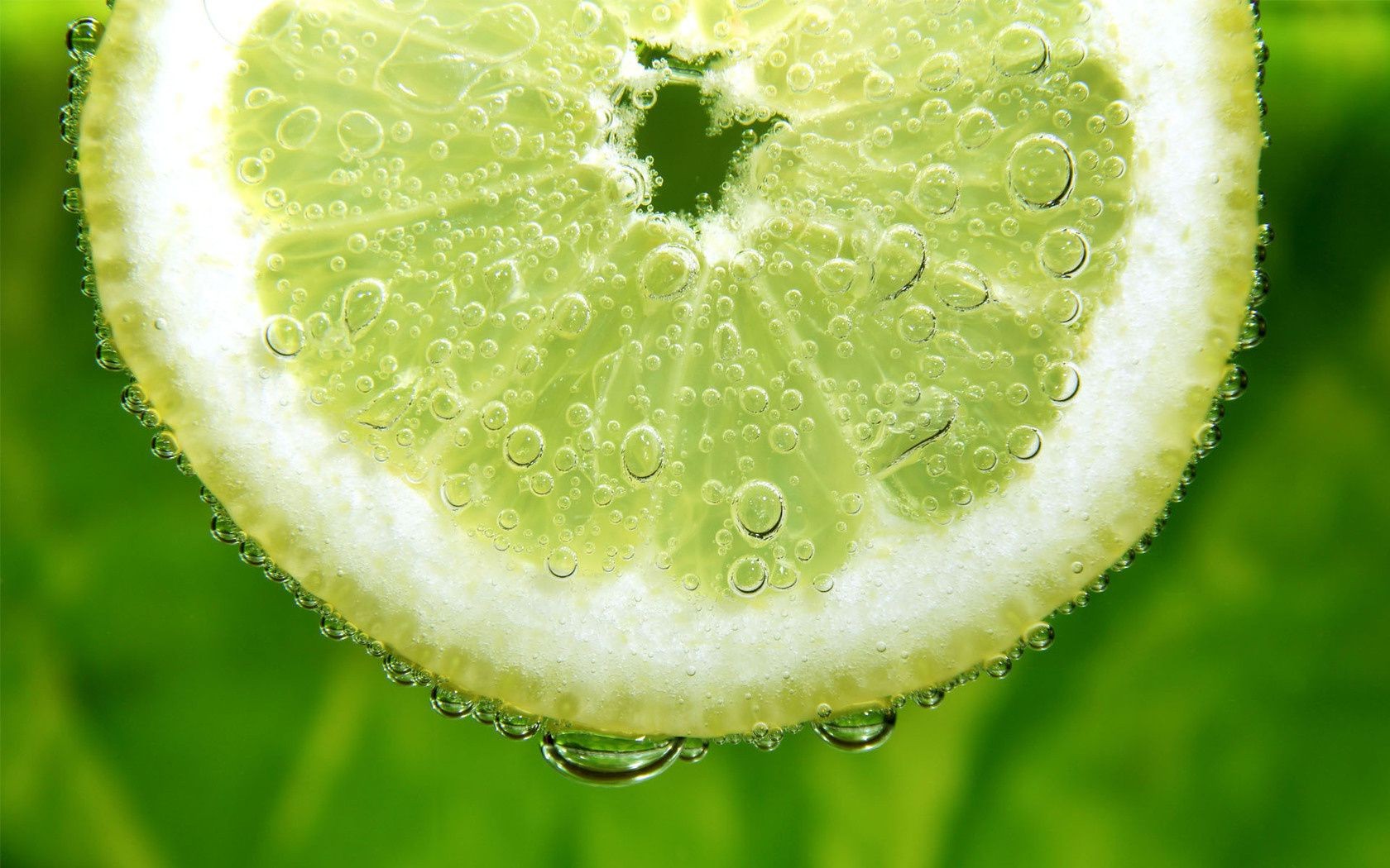 fruta mojado gota agua frescura saludable naturaleza salud jugosa lluvia comida jugo rocío corte sección color escritorio redondo verano líquido