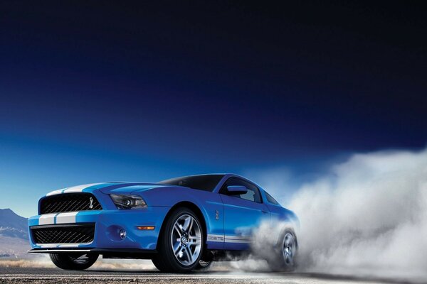 Ford mustang shelby gt500 2012 blu fumo velocità