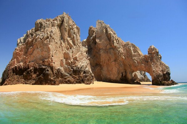 Isla de montaña de arena en el mar