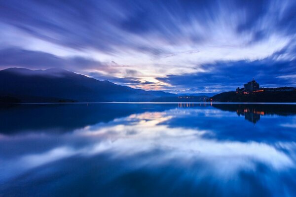 Ein schöner blauer Sonnenuntergang spiegelt sich im Wasser wider