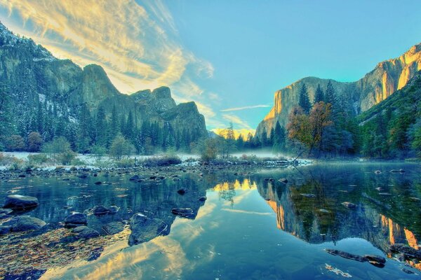 Bellissimo paesaggio di montagne e acqua