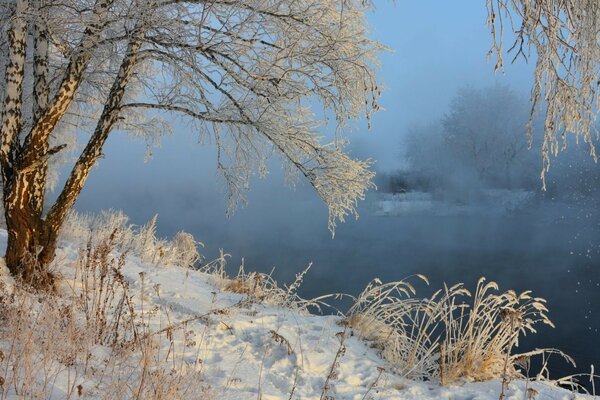 Winterlandschaft auf Flusshintergrund