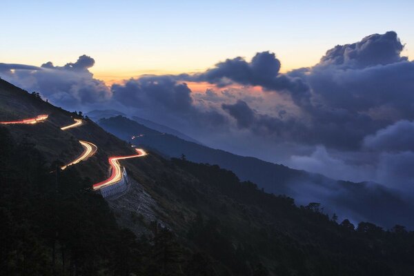 Paisaje de montaña en el fondo de las nubes