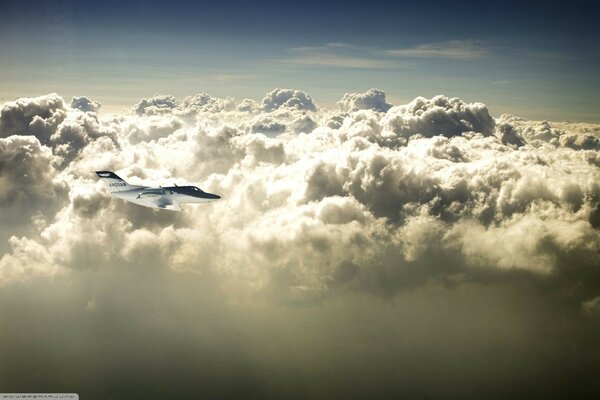 Avião voa sobre as nuvens