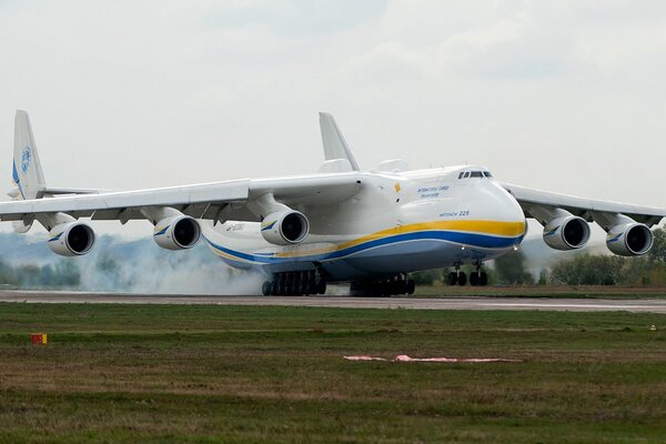 Enorme avión en camino al cielo