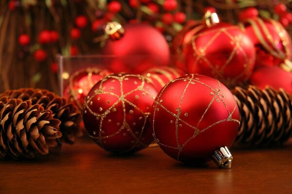 Bolas de Natal e cones em fundo vermelho