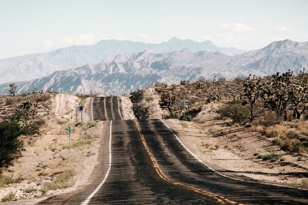 Paisaje. Carretera entre las montañas