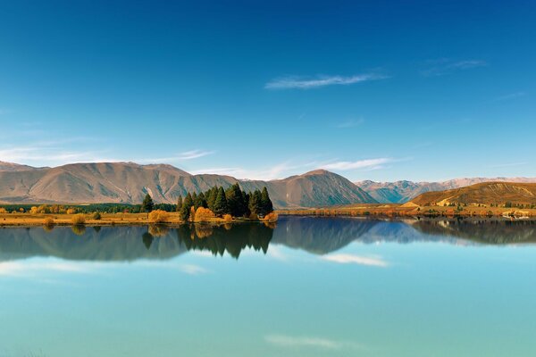 Herbstliche Landschaft. Bergsee, Berge, blauer Himmel