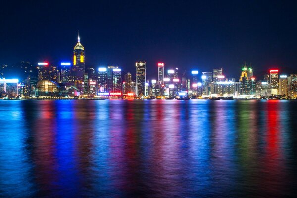 Réflexion des lumières de la ville de nuit dans l eau