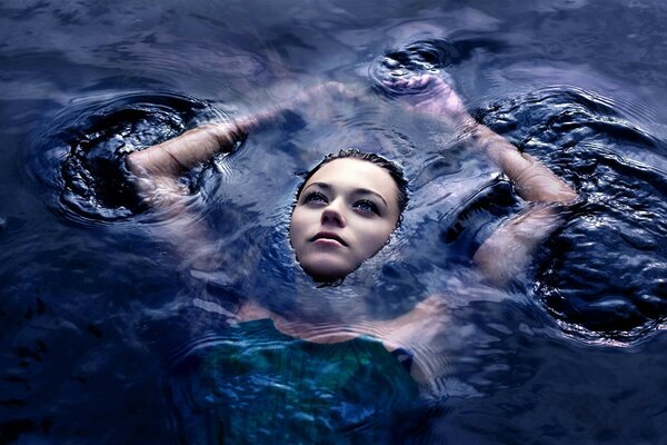 Hermosa chica yace en el agua