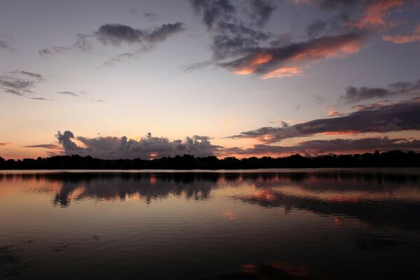 Puesta de sol tardía en el fondo de un lago boscoso