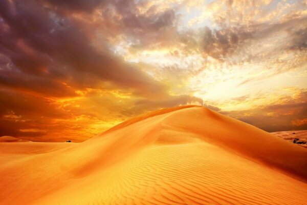 Sunset and dune - the beauty of the ancient desert