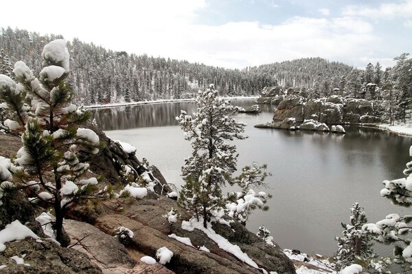 Lago frio no inverno nas montanhas