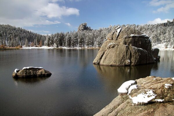 Un lago inusual en invierno con piedras