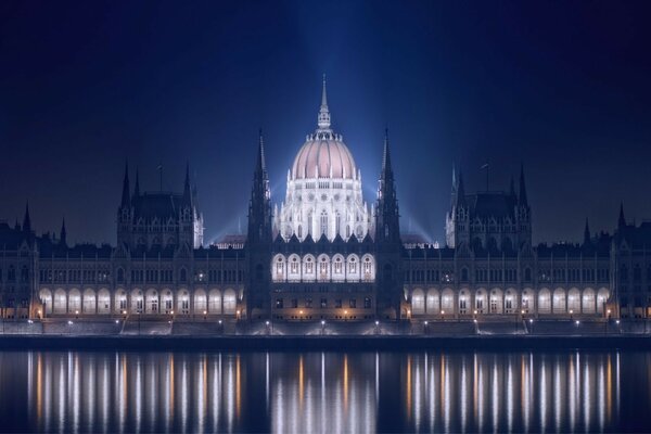 Edifício brilhando na noite no fundo