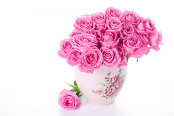 Vase avec des roses roses debout sur la table