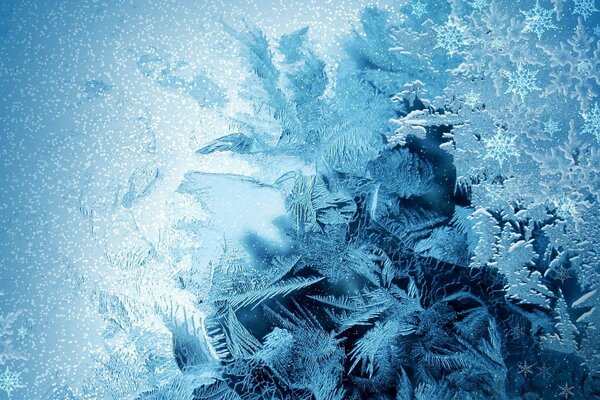 Das Frostmuster auf dem Glas ist schön