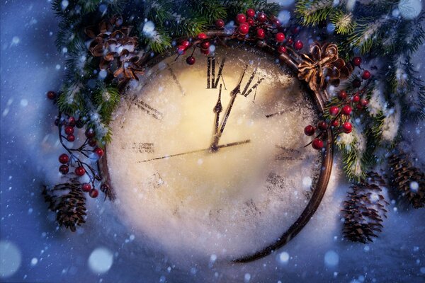 Reloj con tema de año nuevo en la nieve blanca