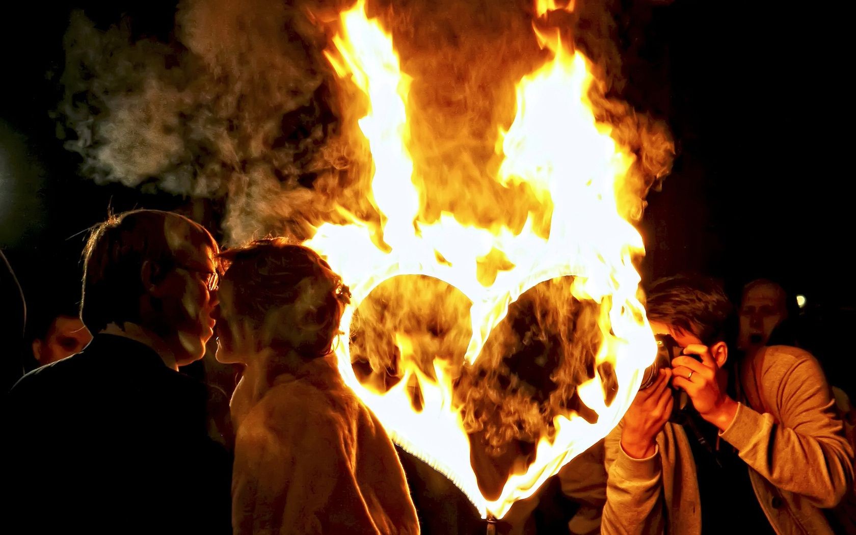 herzen flamme heiß rauch warm feuer gefahr brennen