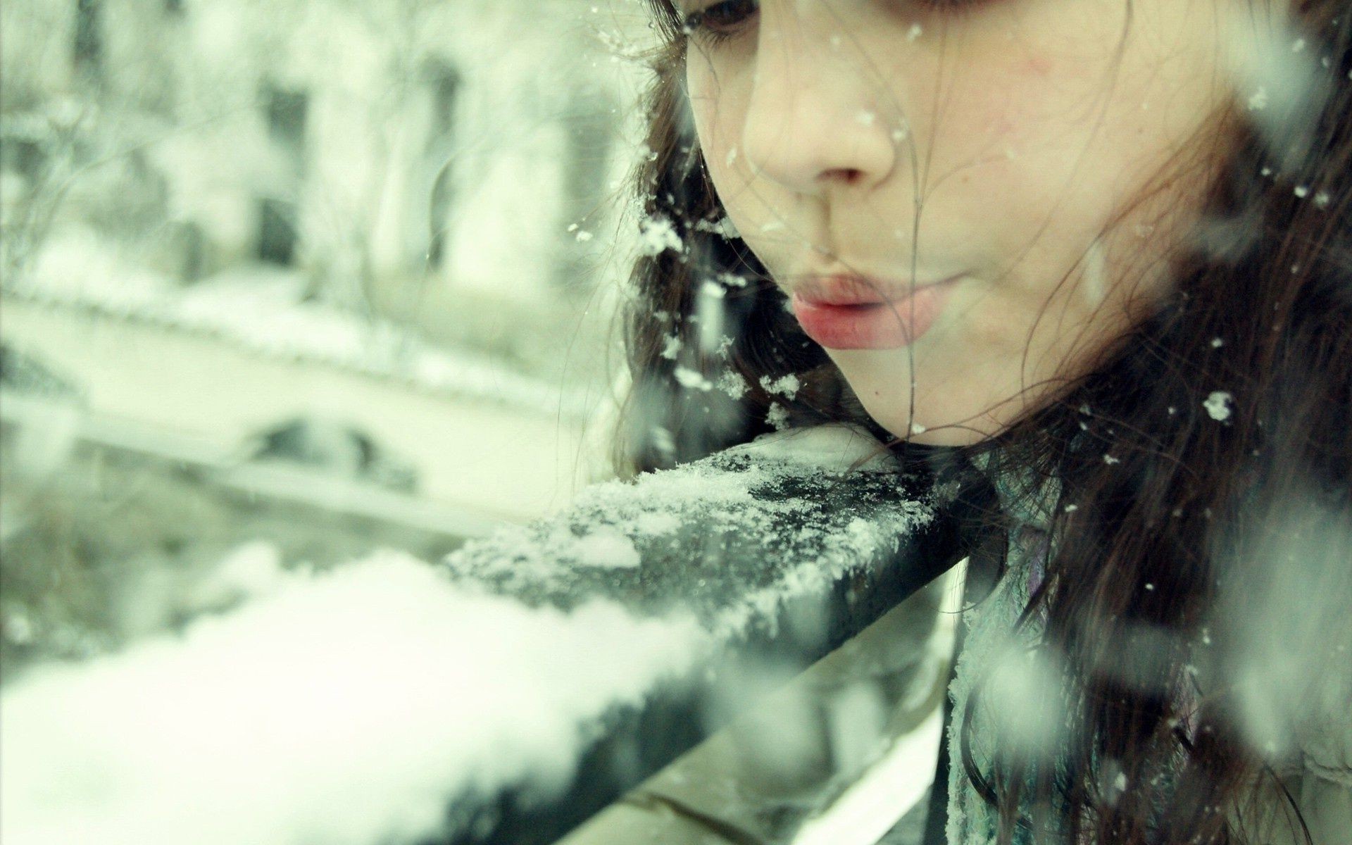 persönliches foto mädchen porträt frau unschärfe ein schön im freien modell mode winter erwachsener gesicht licht wasser natur kälte regen