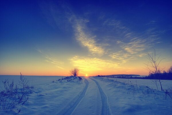 Puesta de sol de invierno en una helada fuerte