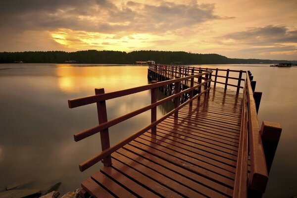 Belo pôr do sol no grande lago