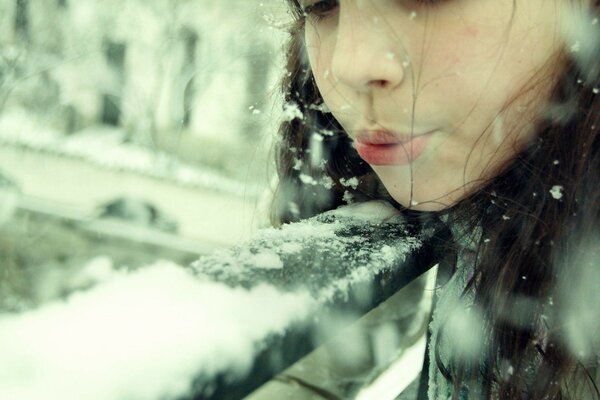 Chica de invierno en el fondo