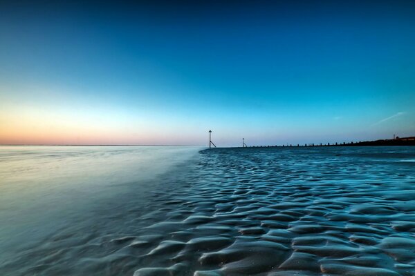 Schöner Strand mit schönen Schattierungen des Meeres