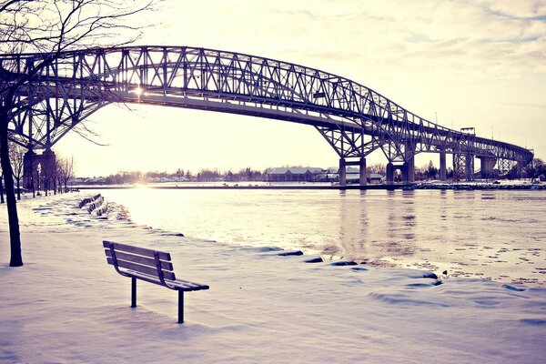 Beau grand pont en hiver