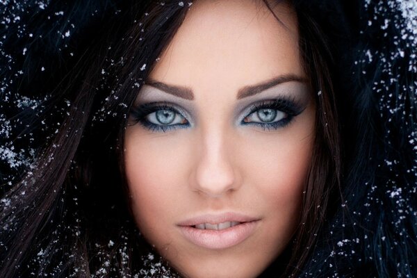 Visage d une belle fille en hiver