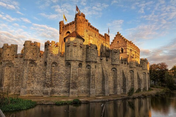 Antiguo castillo cerca de un lago en el bosque