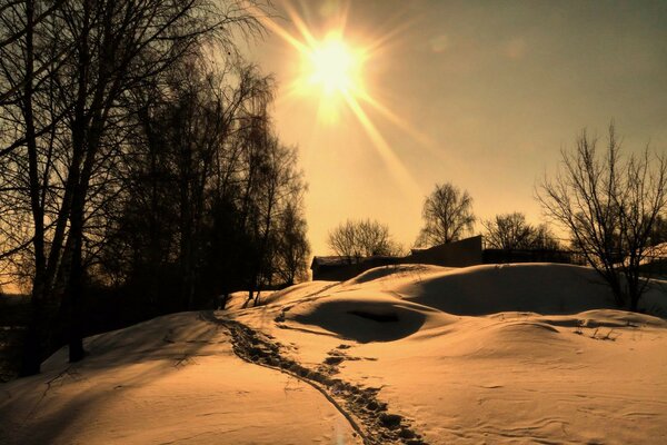 Beau coucher de soleil en hiver dans le village