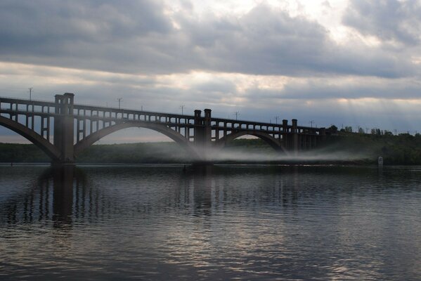 Bild einer Eisenbahnbrücke über den Fluss