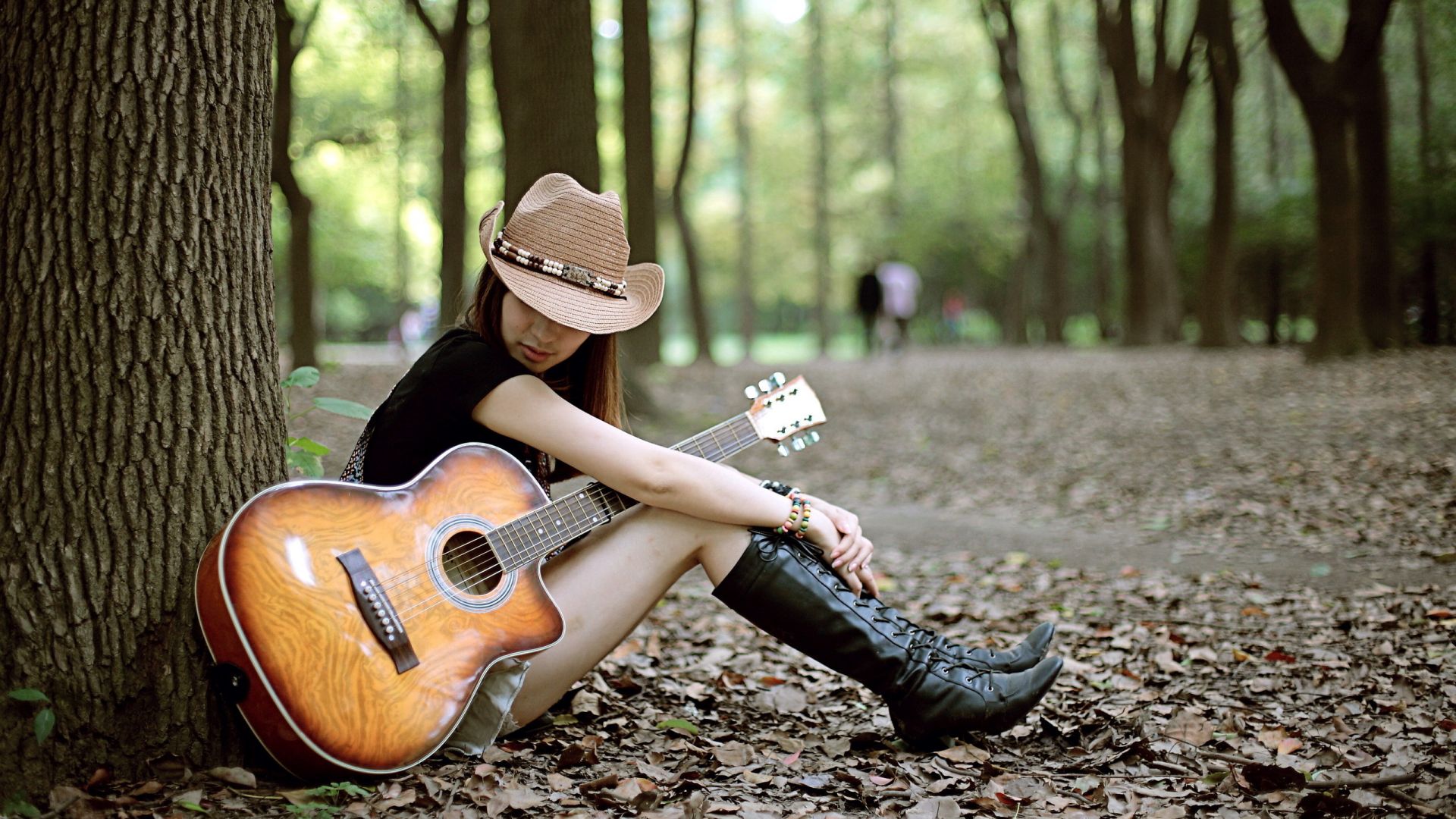 pessoas madeira solteiro parque ao ar livre adulto menina lazer mulher lazer natureza árvore luz do dia guitarra