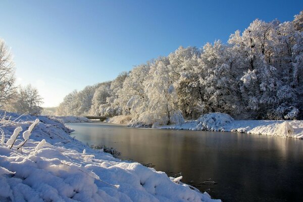 Der Fluss ist im frühen Winter noch nicht gefroren