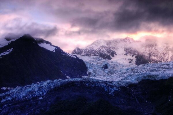 雾漫过雪山