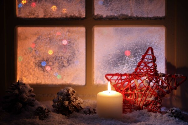 Weihnachtszusammensetzung am Fenster