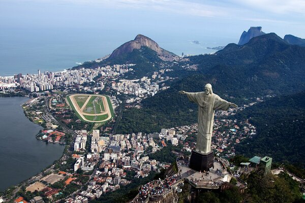 Eine Stadt aus der Luft mit einer Christus-Statue