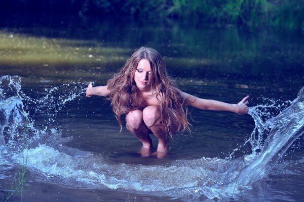 Bella ragazza comanda l acqua