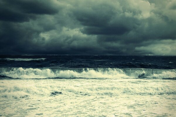 Mar de tempestade com nuvens negras