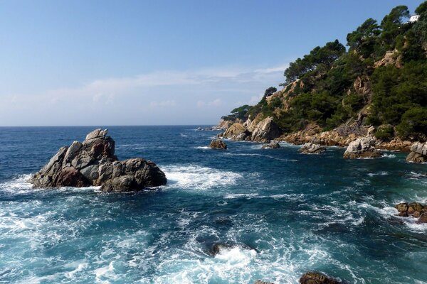 Oleaje marino a la costa rocosa