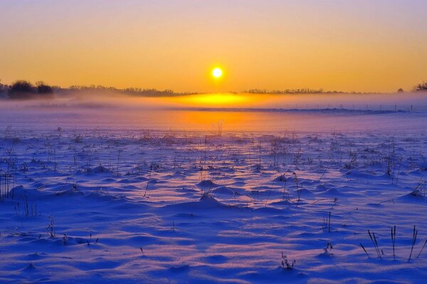 Der Horizont im Morgengrauen. Winter und Frost