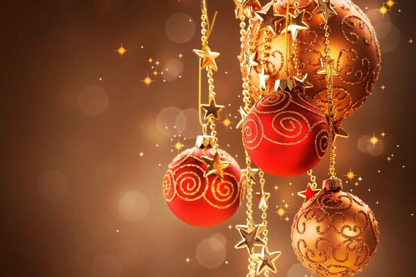 Noel ağacı dekorasyonu. Altın boyalı kırmızı Yılbaşı topları. Noel topları ve yıldızlardan oluşan bir demet