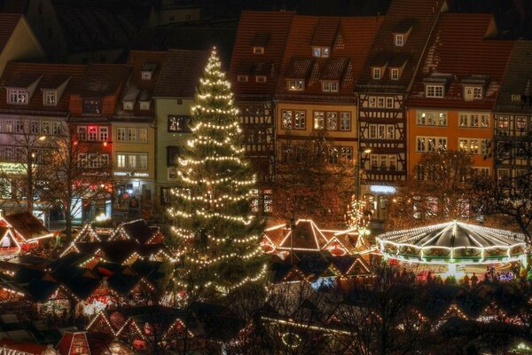 Mercatino di Natale della città della sera alla vigilia di Natale