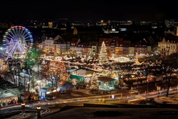 Noche de año nuevo ciudad decorada